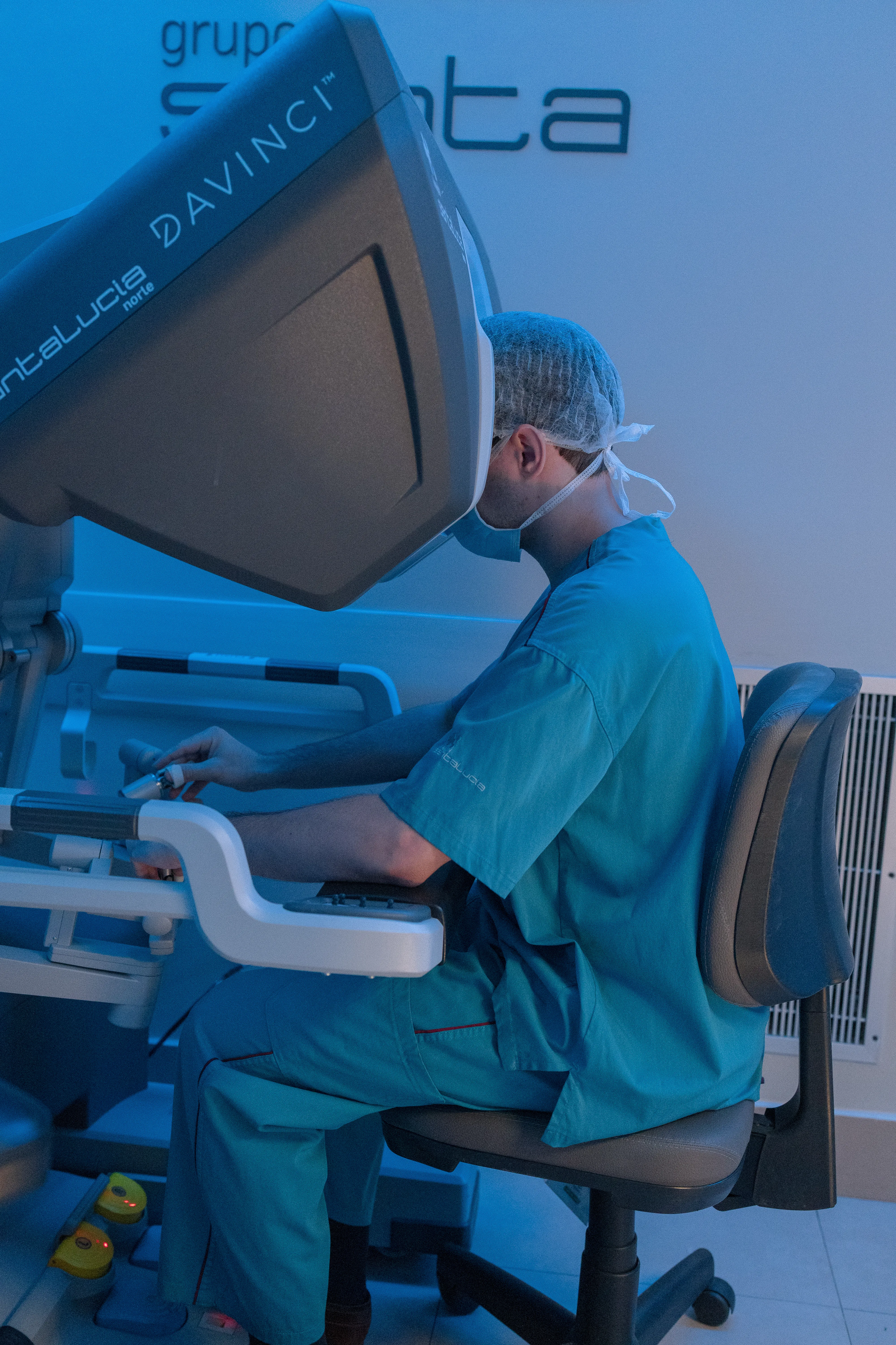 Dr. Rodrigo Silveira na plataforma da Vinci durante procedimento de cirurgia robótica