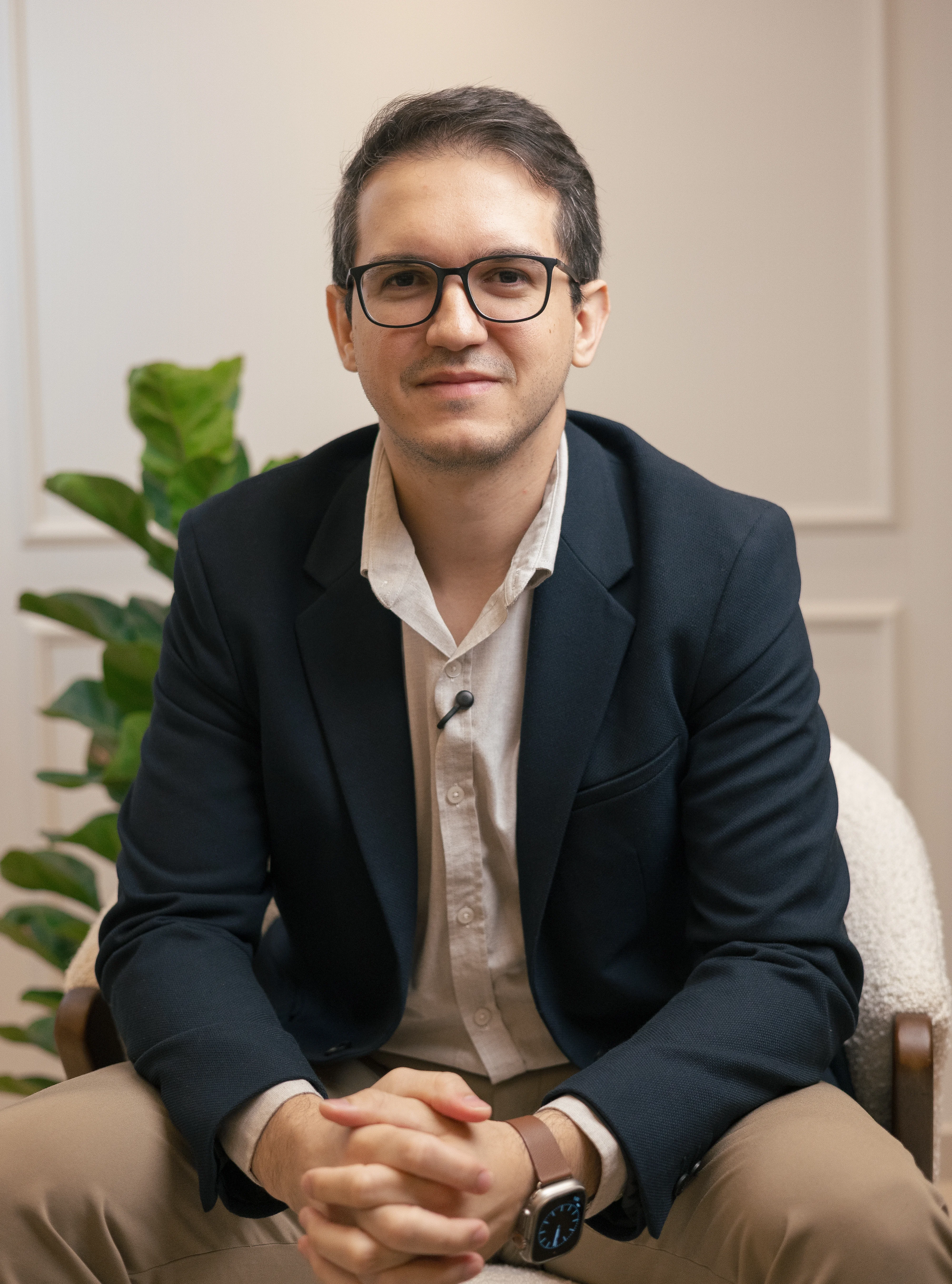 Dr. Rodrigo Silveira, urologista em Brasília, em ambiente clínico