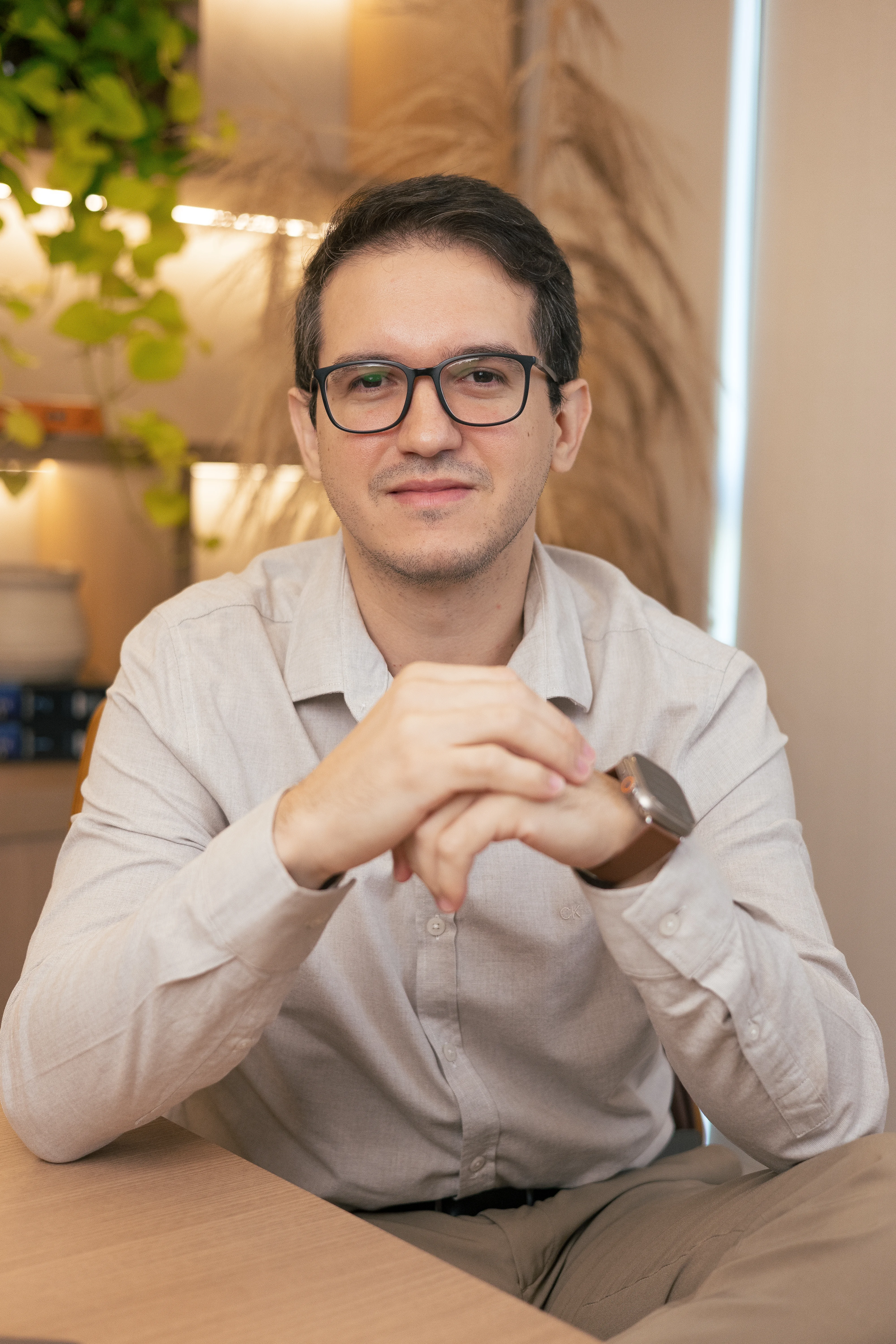 Dr. Rodrigo Silveira em ambiente do consultório, Brasília